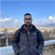 Laureato in Lettere e Storia impartisce lezioni di discipline umanistiche a studenti di ogni ordine e grado